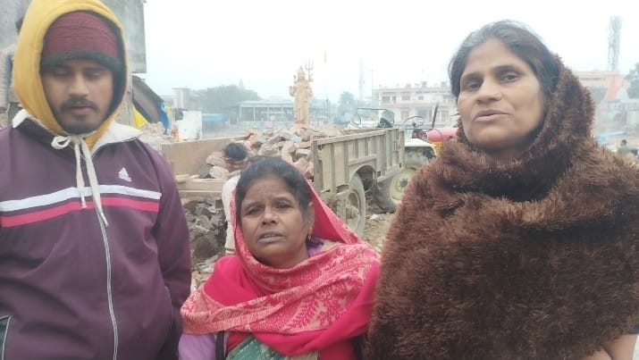 Women kept crying near the debris of shops and houses till late night in Gola Gokarnath