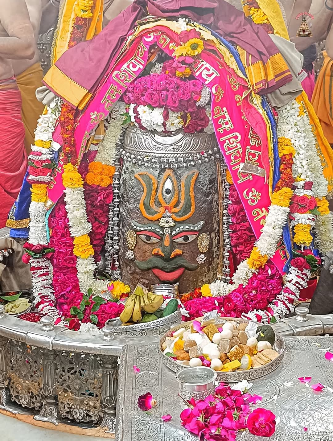 Trishul, Rudraksha rosary and Tripund Bhasma Aarti, today Baba Mahakal was decorated like this