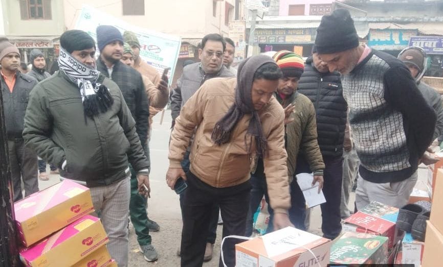 Fine of Rs 3800 collected from eight shopkeepers for possessing banned plastic