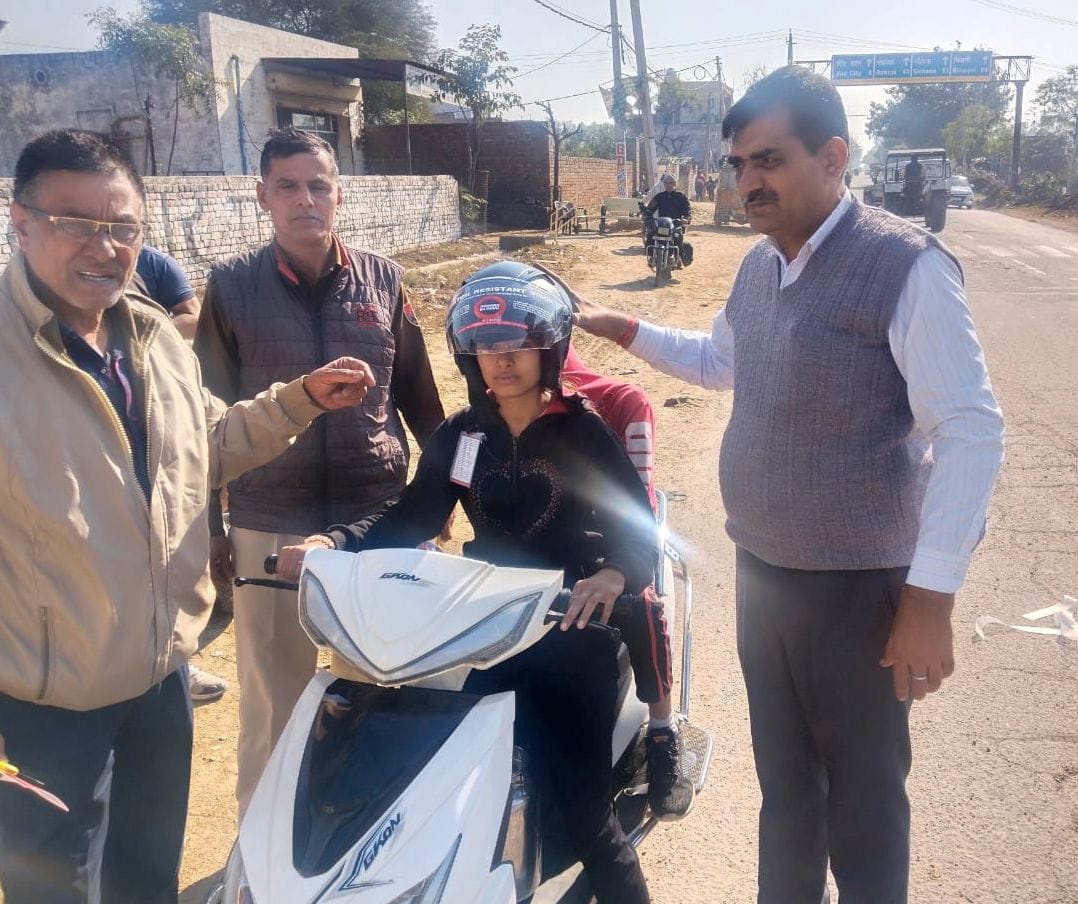 RTA team distributed helmets to drivers