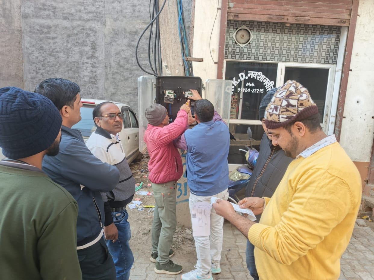 Employees caught electricity theft at two places in Julana, challan at one
