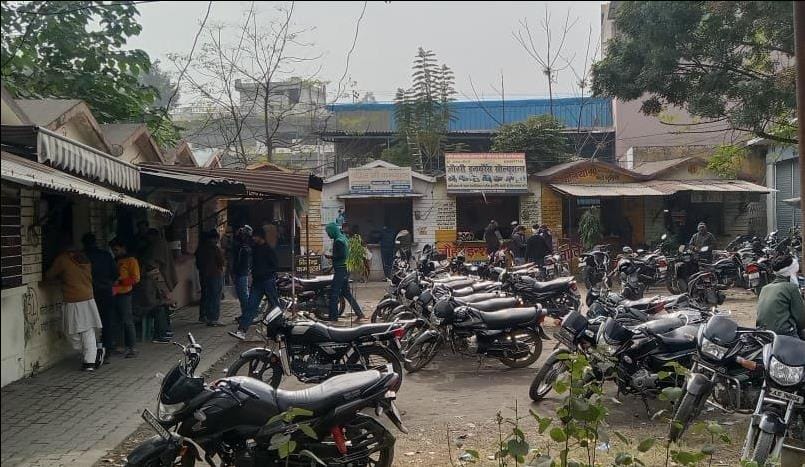 Brokers again gathered outside RTO office, business not closed