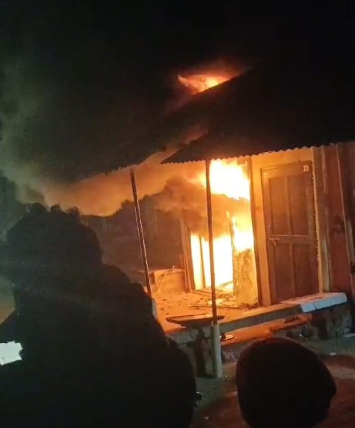 Short circuit causes fire in mobile shop