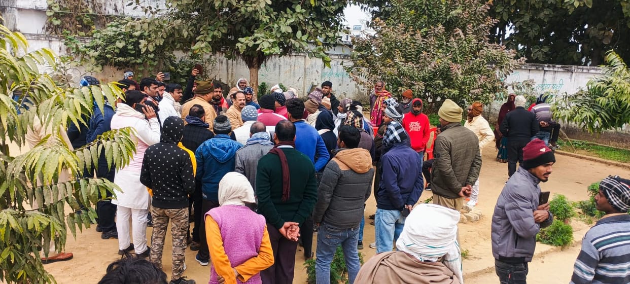 A crowd of quota holders and people created ruckus in the open meeting of quota selection in Alinagar.