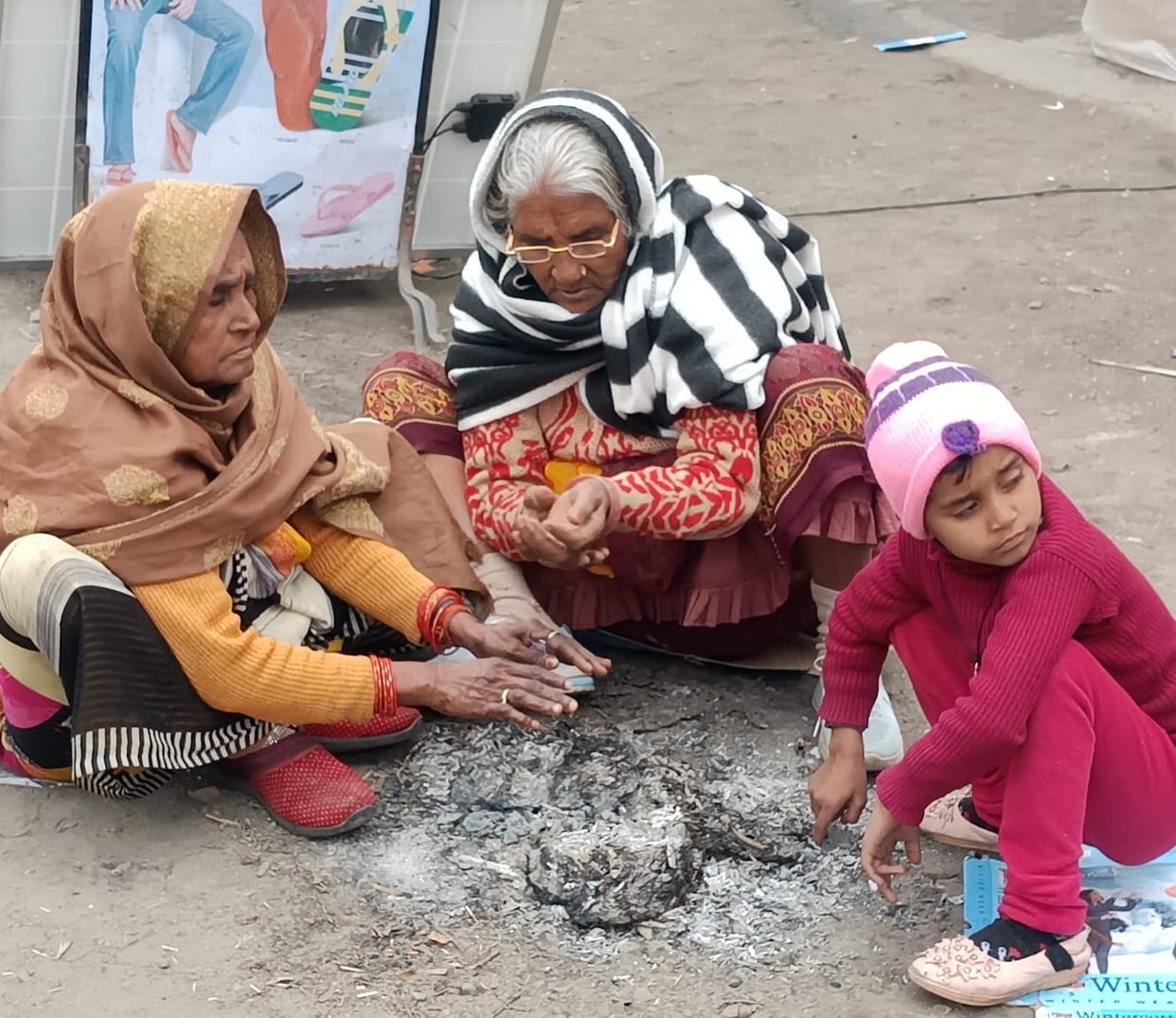 People shivered due to thaw and cold wind, silence on the streets