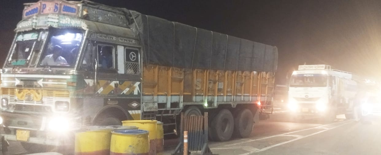Dumper overturned on the road, jammed for 15 hours