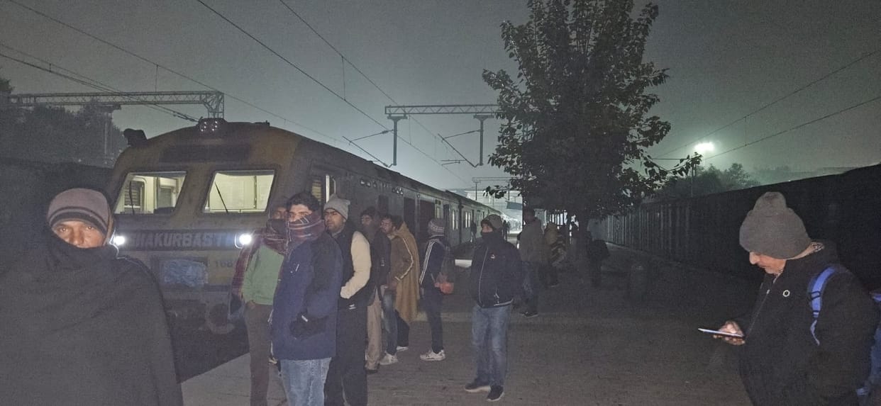 Operation of seven trains remained cancelled, Unchahar 6:30 and Malwa Express 3 hours late.