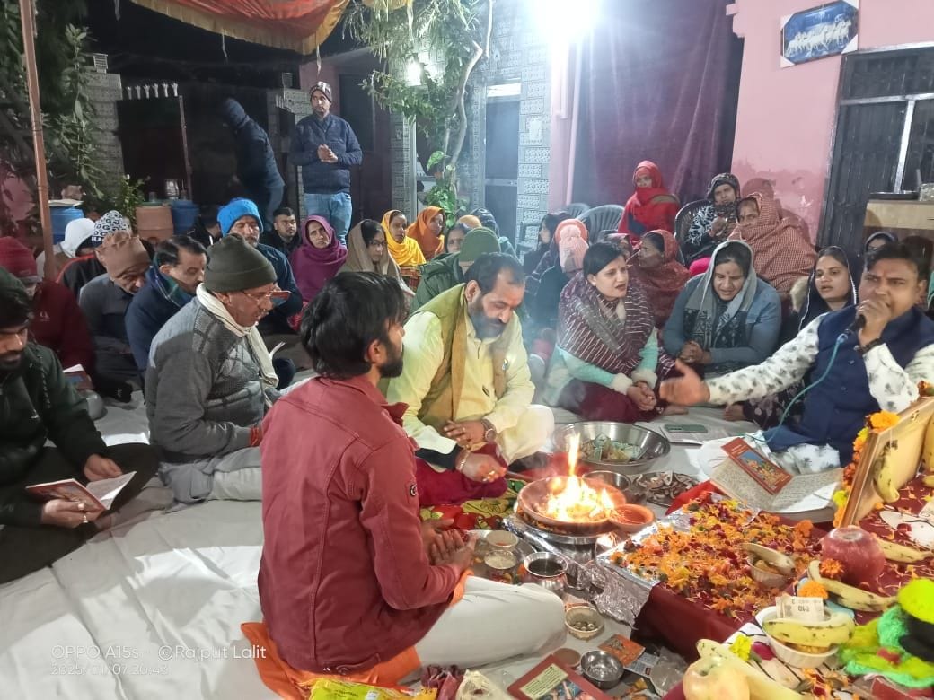 Devotees danced to the hymns in Moti Nagar
