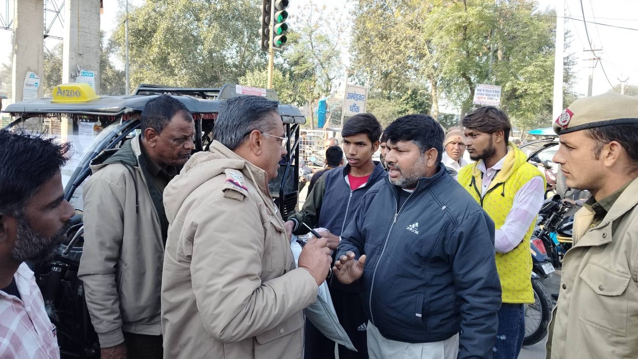 A minor was driving an e-rickshaw, when the police caught him, the family members created a ruckus