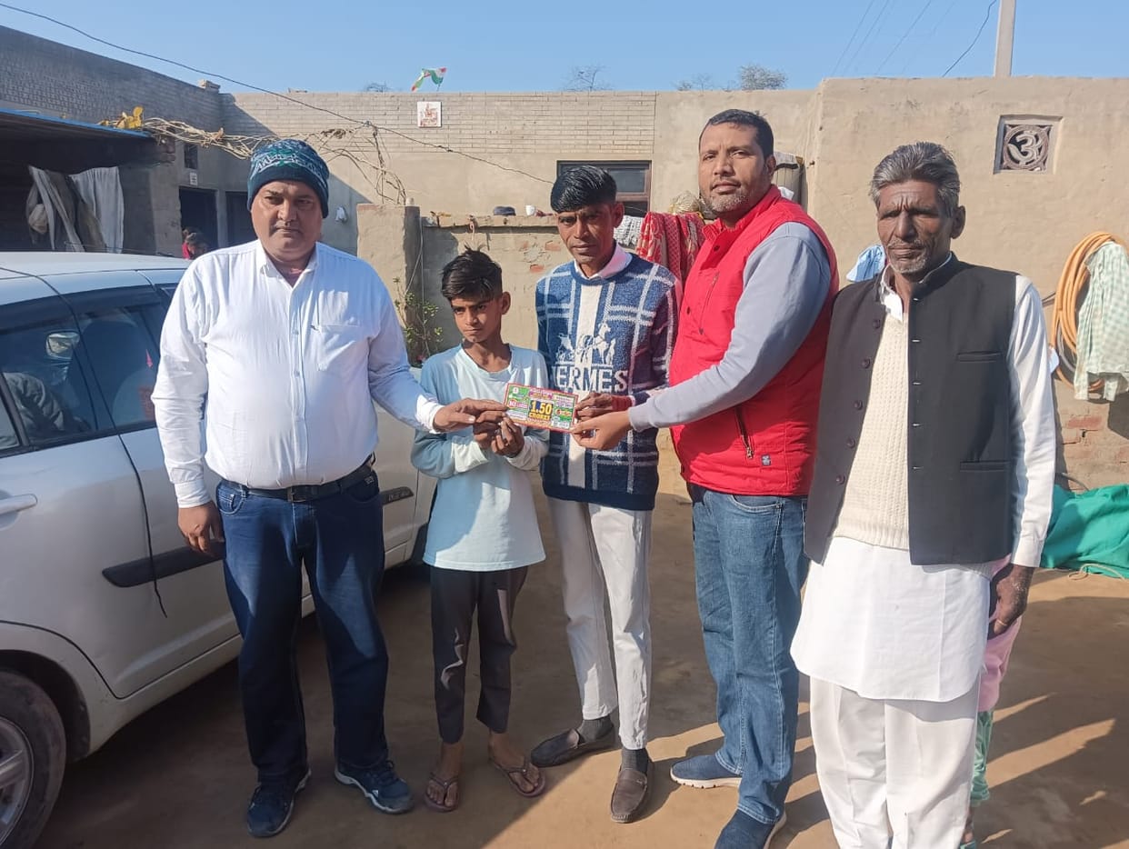 Ishwar, who sells clothes on a bicycle, became a millionaire: He won a lottery of 10 lakh rupees, said- God listened to me