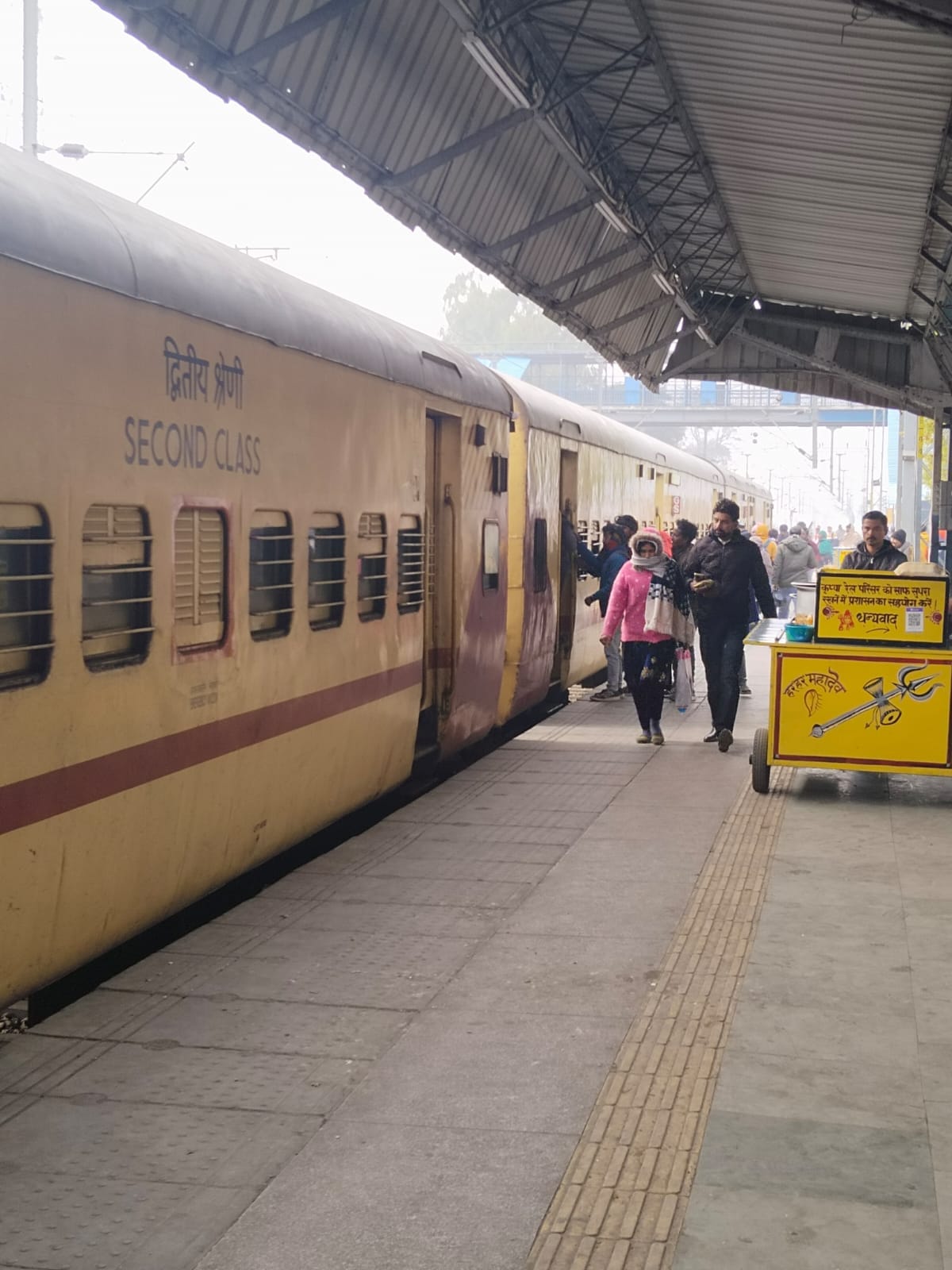 Seven trains canceled due to fog in the district, reached late by several hours