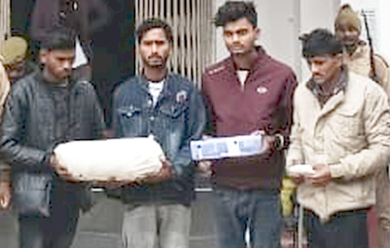 Four ganja smugglers riding a van were caught by the police, they will be accused of being gangsters.