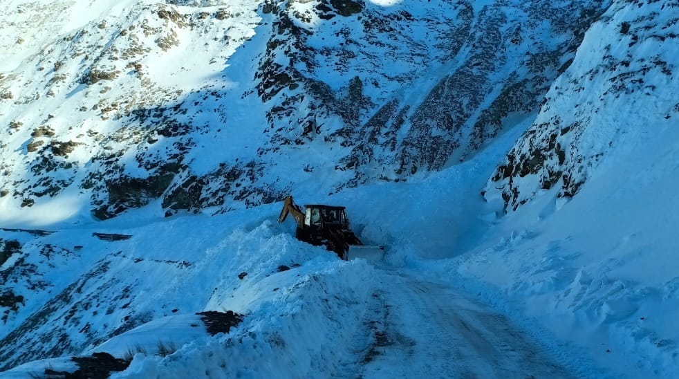 Snow removed for 42 km on Mughal Road