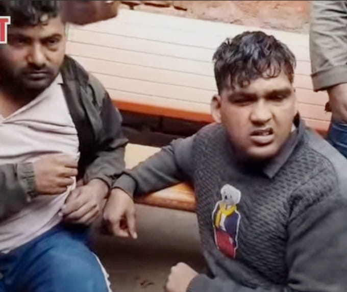 Two accused caught stealing woman's purse, handed over to police