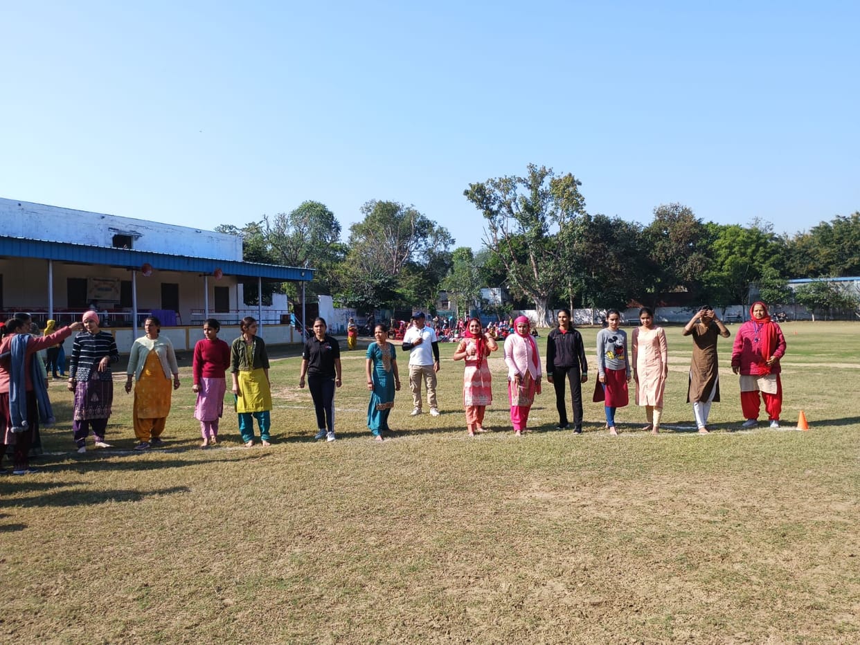 Suresh first in 100 meter race, Manisha second