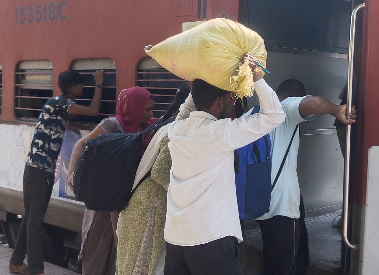 Lokmanya Tilak cancelled, half a dozen trains reached station late