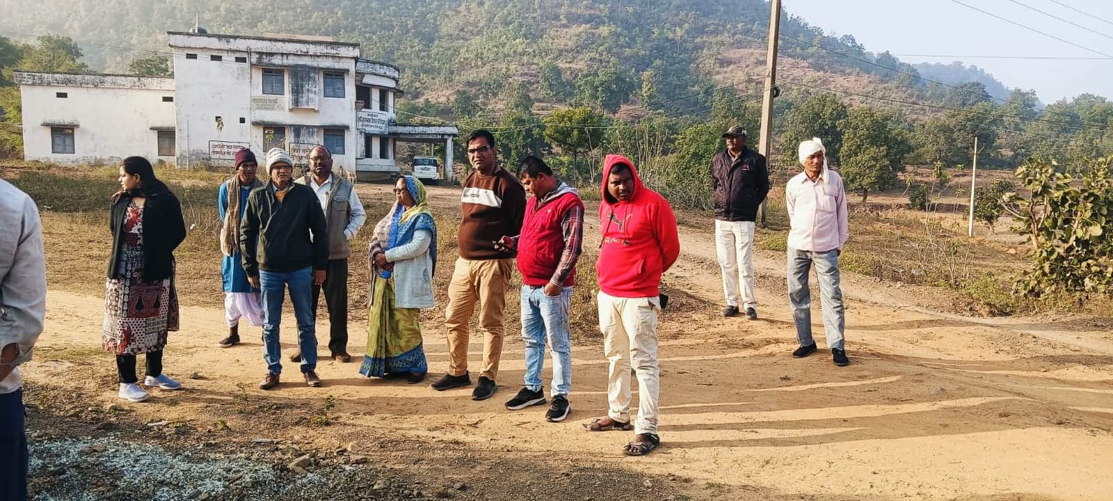 निरीक्षण करते अधिकारी