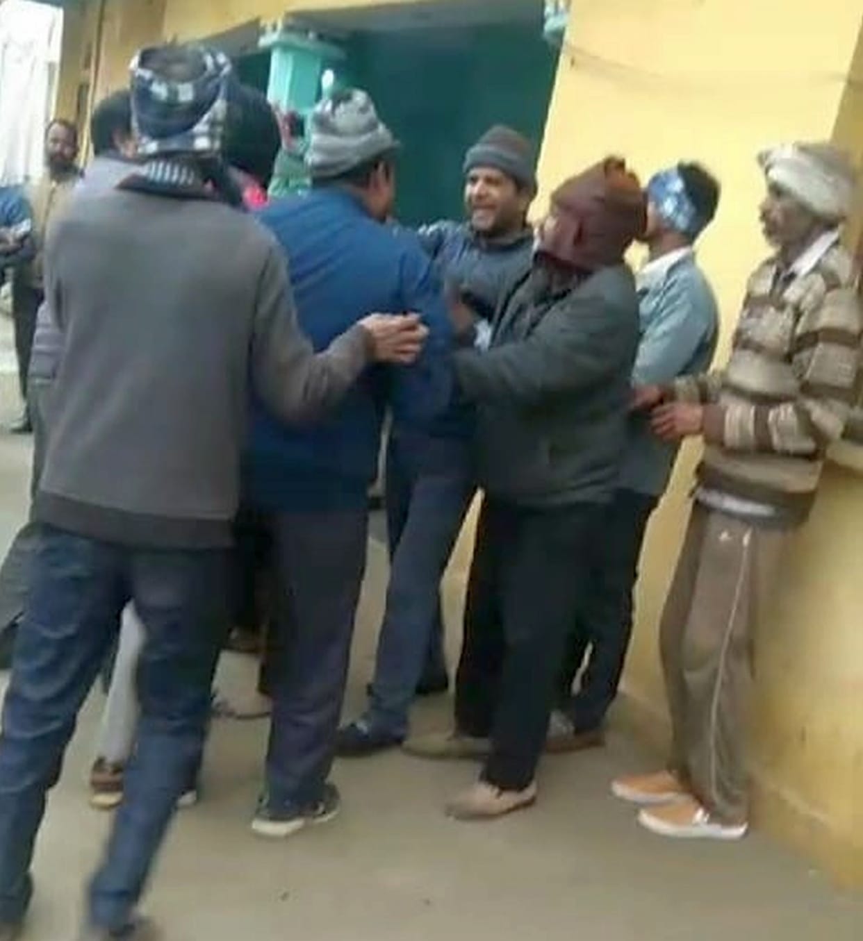Electricity workers attacked for protesting against disconnection of connection, beaten with slippers