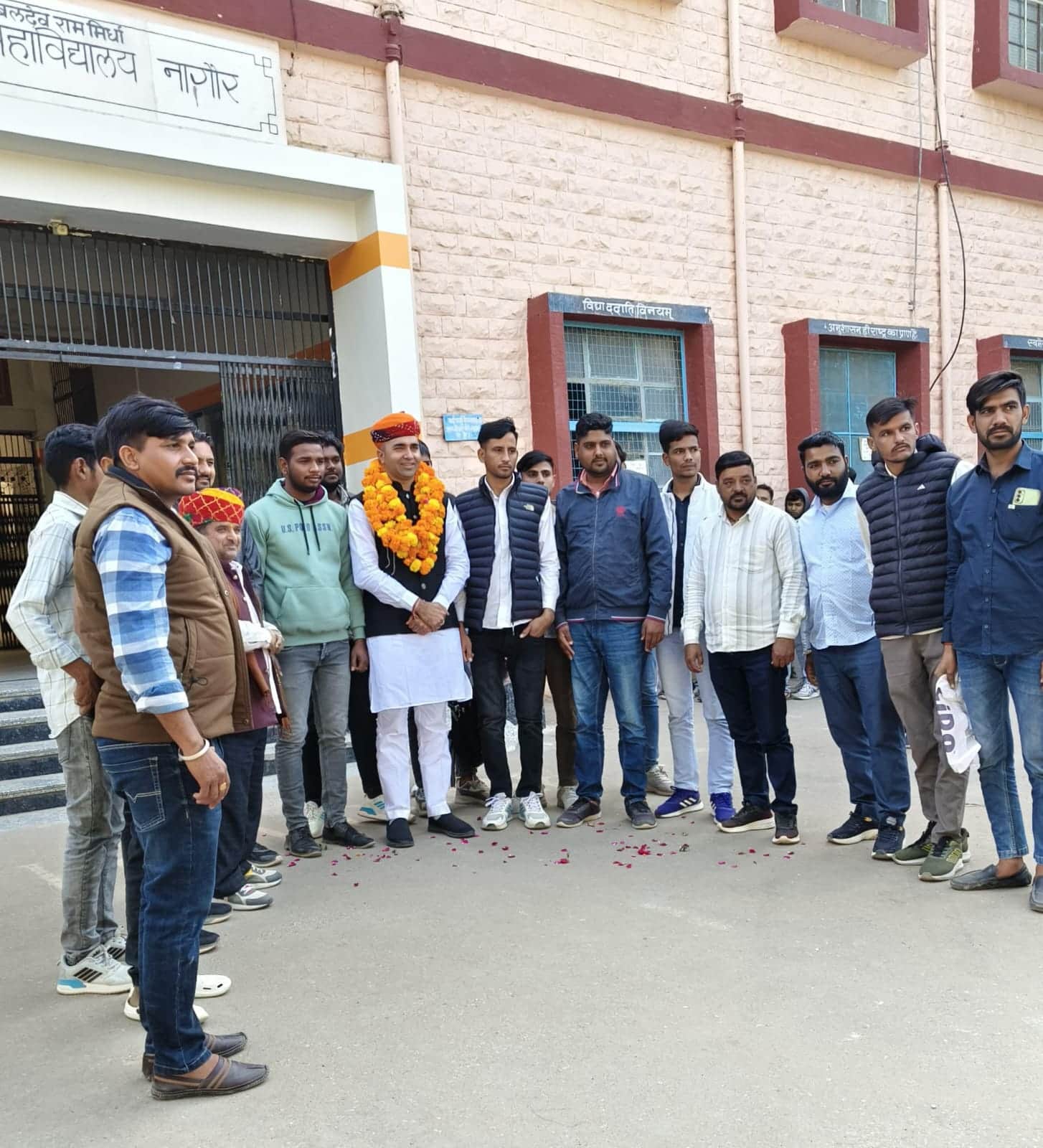 स्वागत करते हुए छात्र नेता