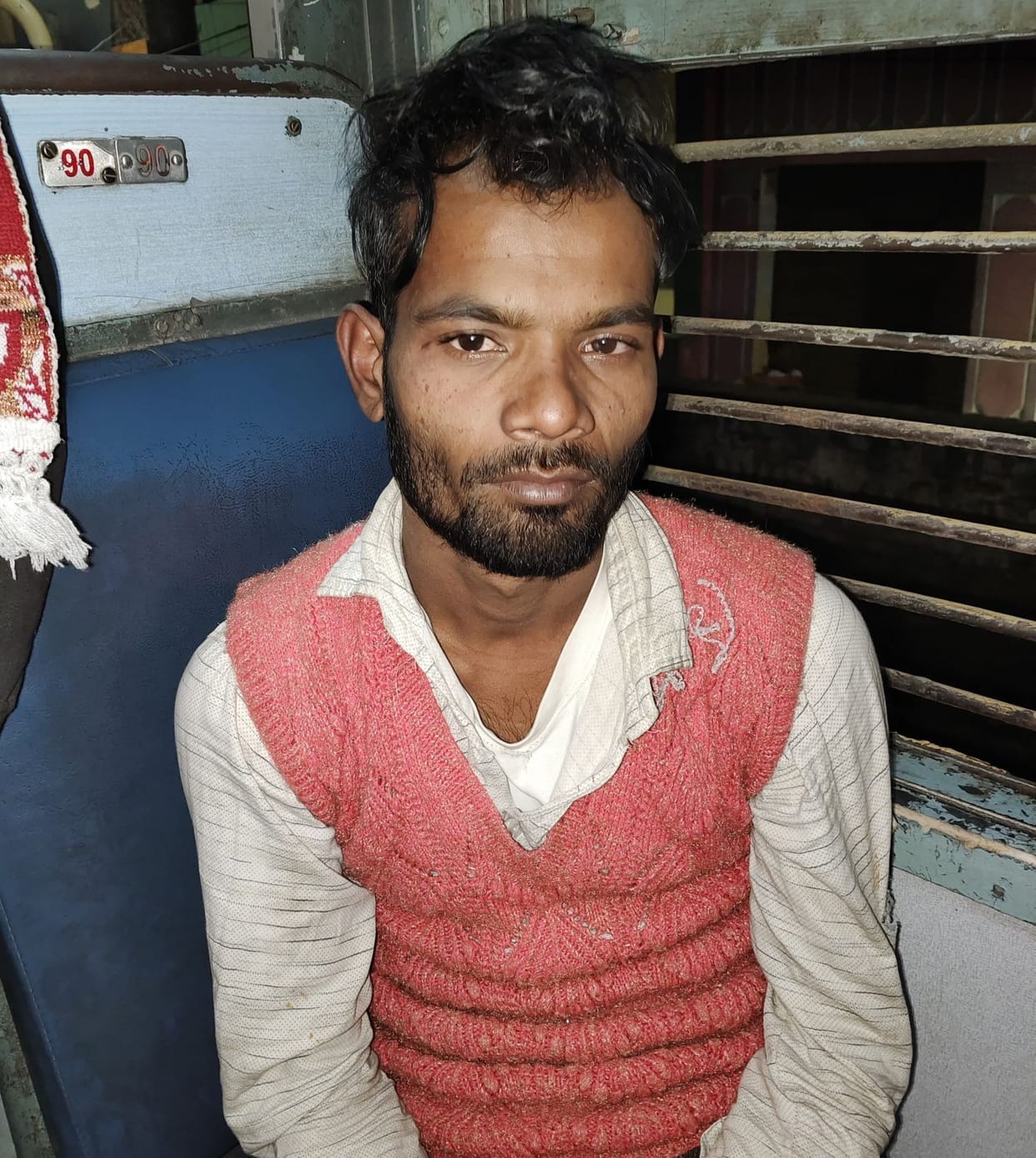 The miscreants ran away after robbing a woman's bag in the train, one caught