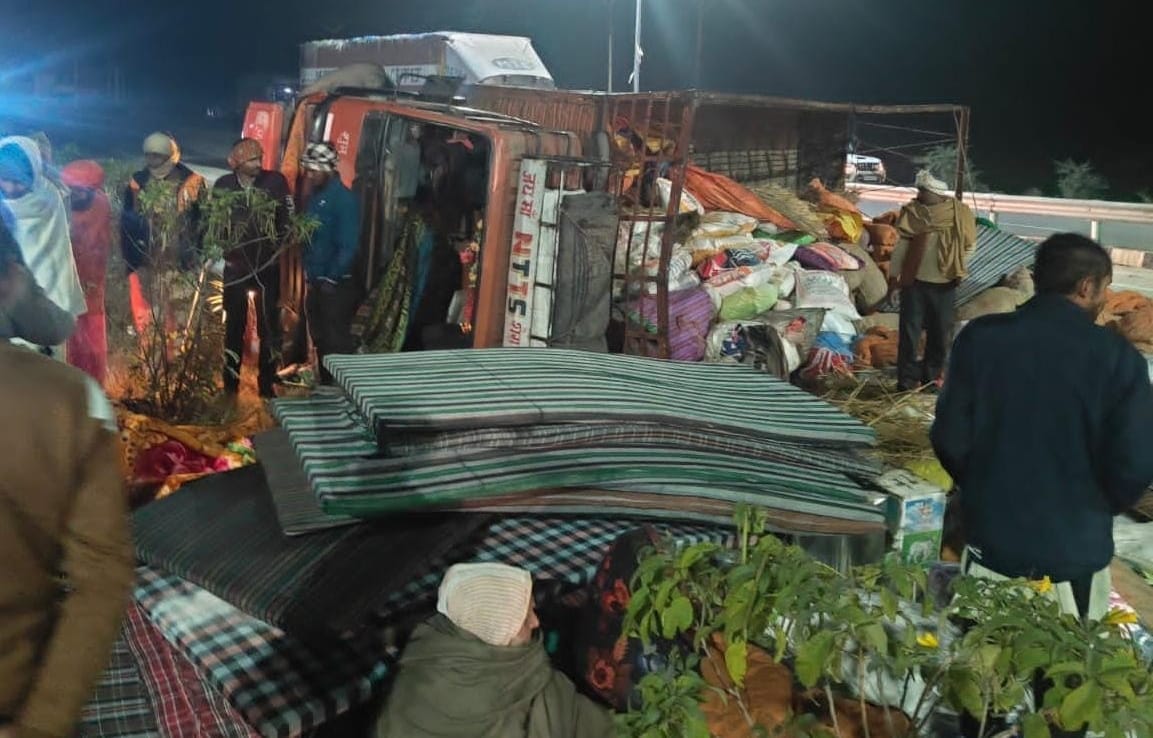 DCM full of devotees going to Prayagraj overturned due to tire burst, five admitted