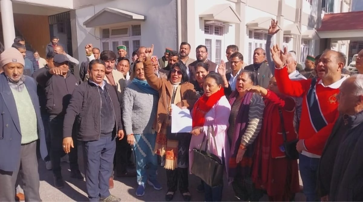 Congress workers got angry over the insult of Priyanka Gandhi
