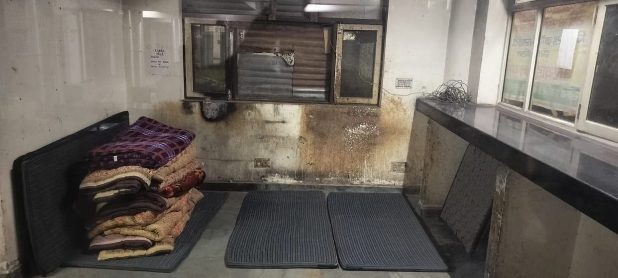 Who will provide night shelter to the abandoned people sleeping in the open?