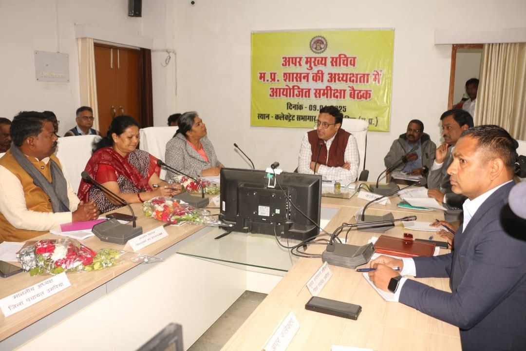 बैठक में उपस्थित अधिकारी व जनप्रतिनिधि