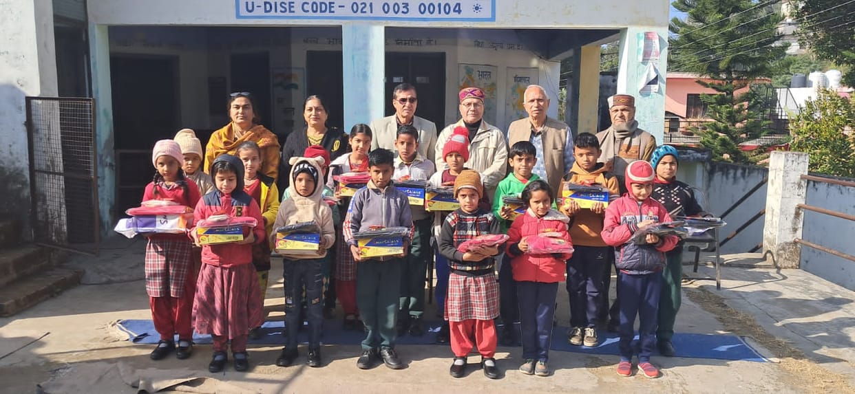 Environment Committee distributed warm clothes to children