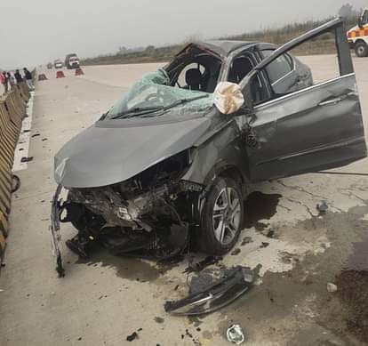 Car overturns on expressway, couple and daughter injured