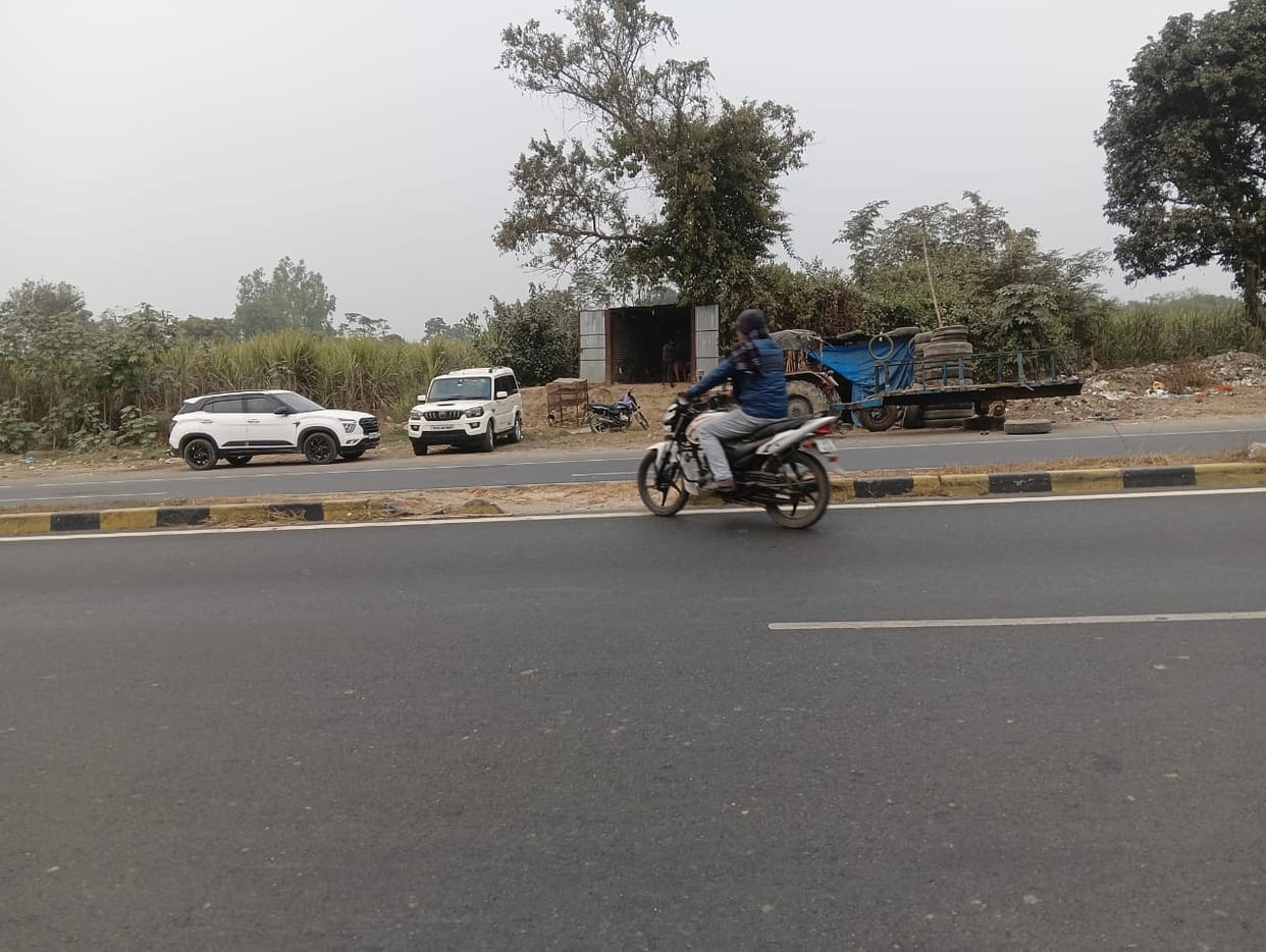 Keep speed under control on four lane...Danger due to lack of safety arrangements in fog