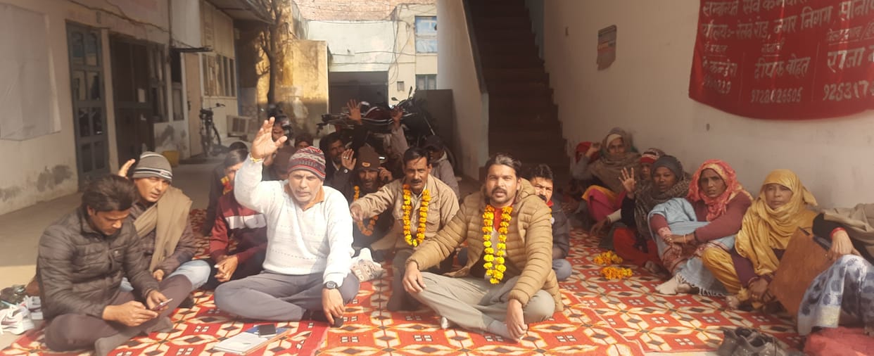 21 sanitation and fire workers started a relay hunger strike