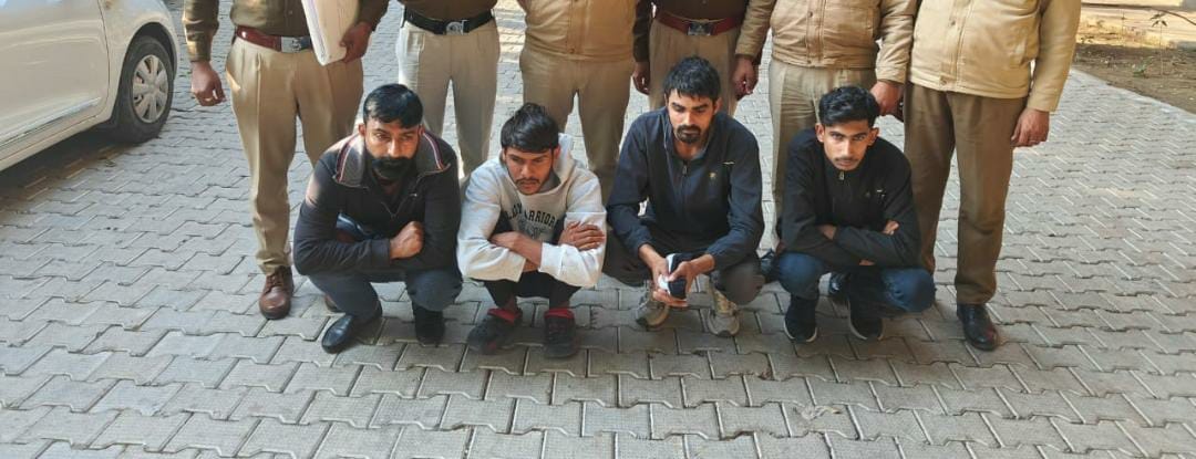 Four smugglers arrested with five kilos and 620 grams of ganja.