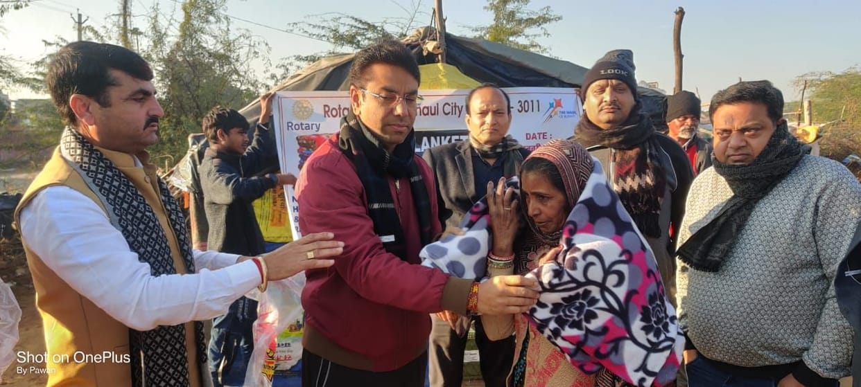 Rotary Club distributed blankets to the needy