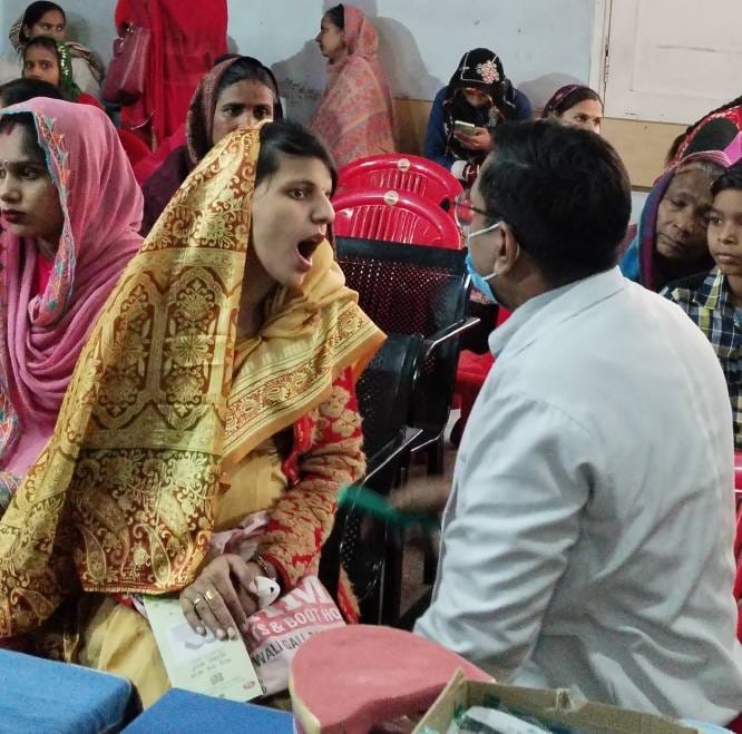 On the instructions of the director, 6 counters were set up to check high risk pregnancies, crowd gathered