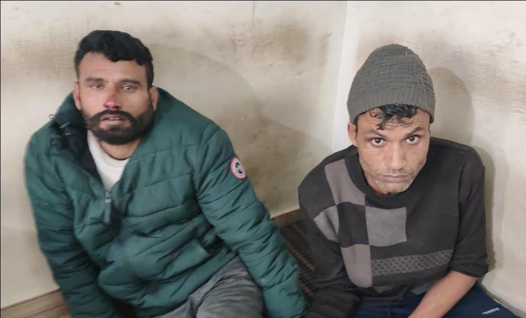 Four miscreants looted 50 thousand rupees and iPhone, two were caught by neighbors