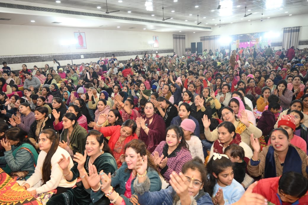 Bhajan evening organized in the memory of Baba Laxmanpuri, devotees danced enthusiastically