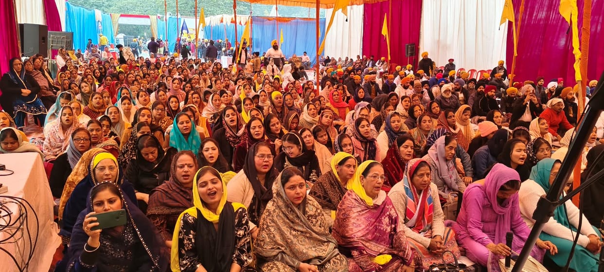 Shabad-Kirtan enthralled the devotees, the devotees enjoyed the langar.