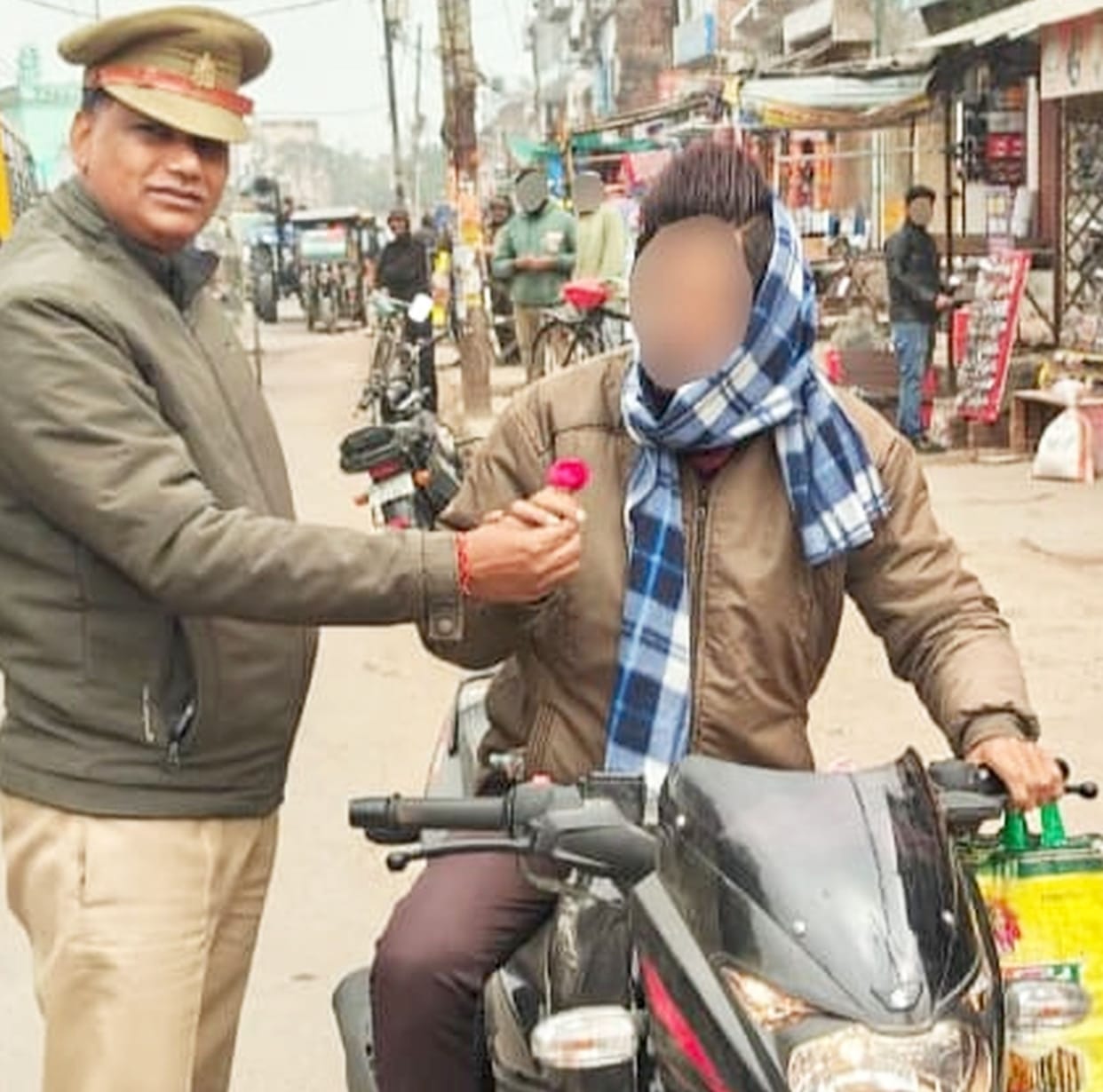 Police gave roses to those who did not wear helmet