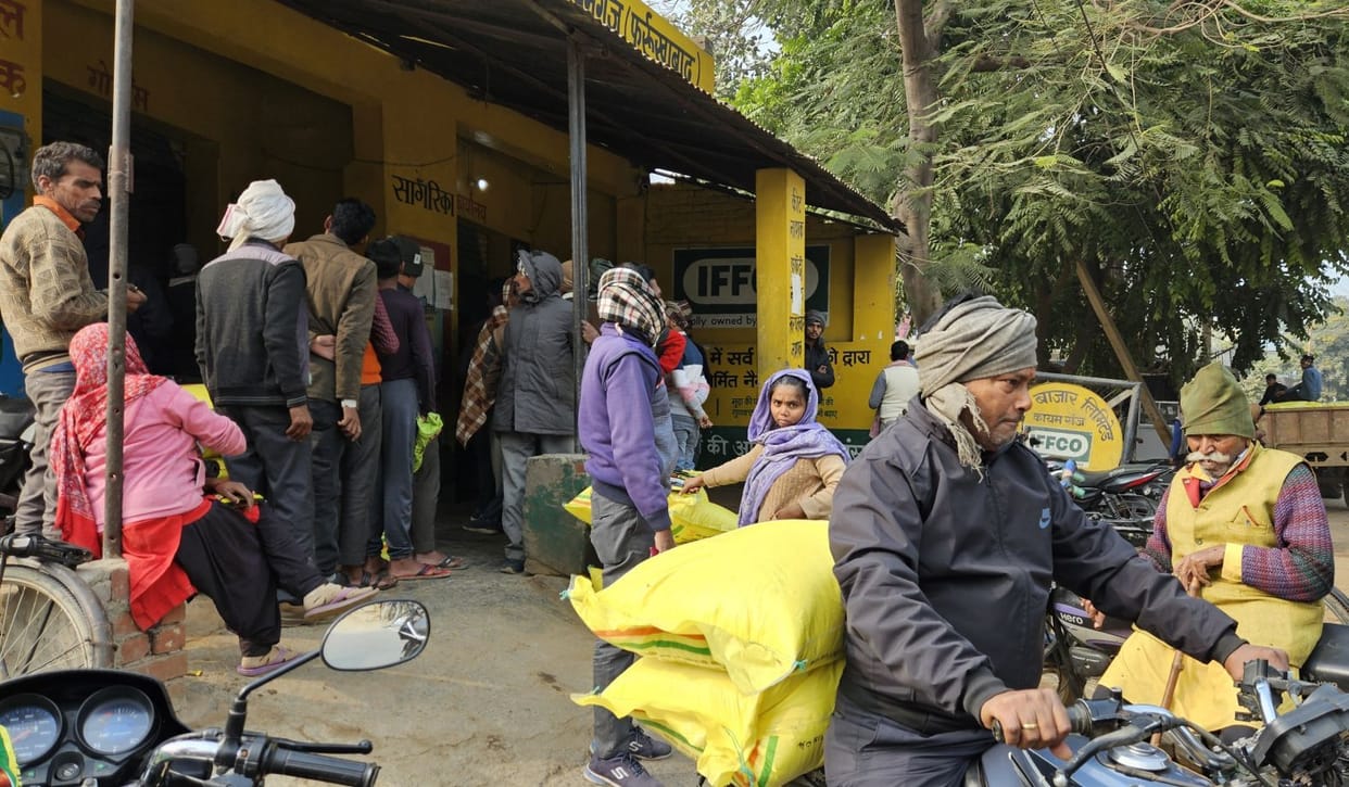Crowd of farmers gathered at IFFCO center to get fertilizer, ended by afternoon