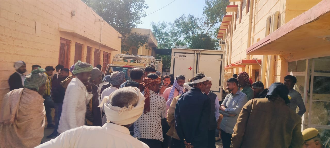 जालोर भीनमाल अनियंत्रित होकर पलटी स्विफ्ट कार, हादसे में दो की मौके पर मौत दो जने गम्भीर घायल।
