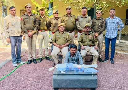 पुलिस की गिरफ्त में आरोपी।