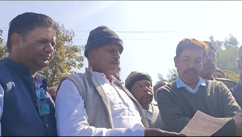ज्ञापन देते जैन समाज के लोग
