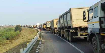 Three dumpers collide NHAI could not remove the damaged vehicle 15 KM jam on Sagar Highway for 13 hours