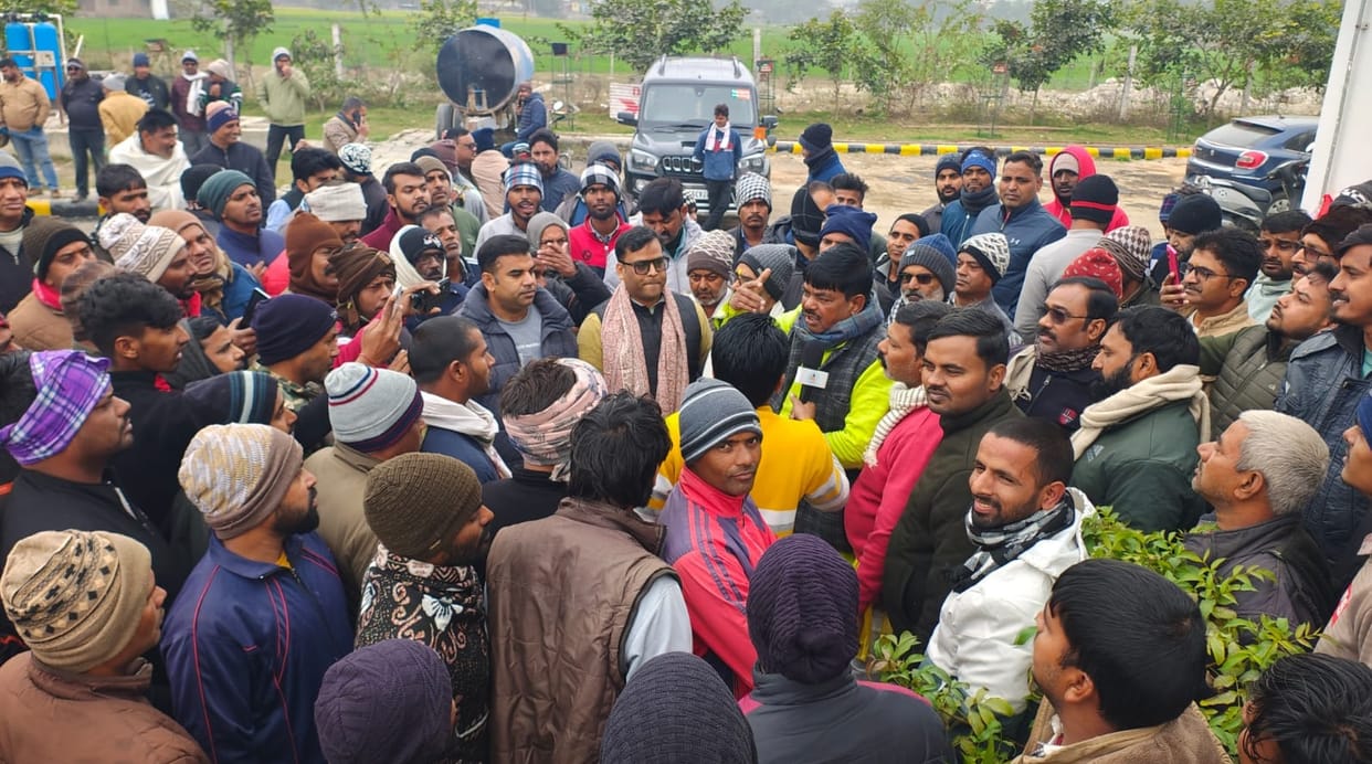 Gorakhpur News: Villagers demonstrated against toll collection, got assurance of exemption for three days