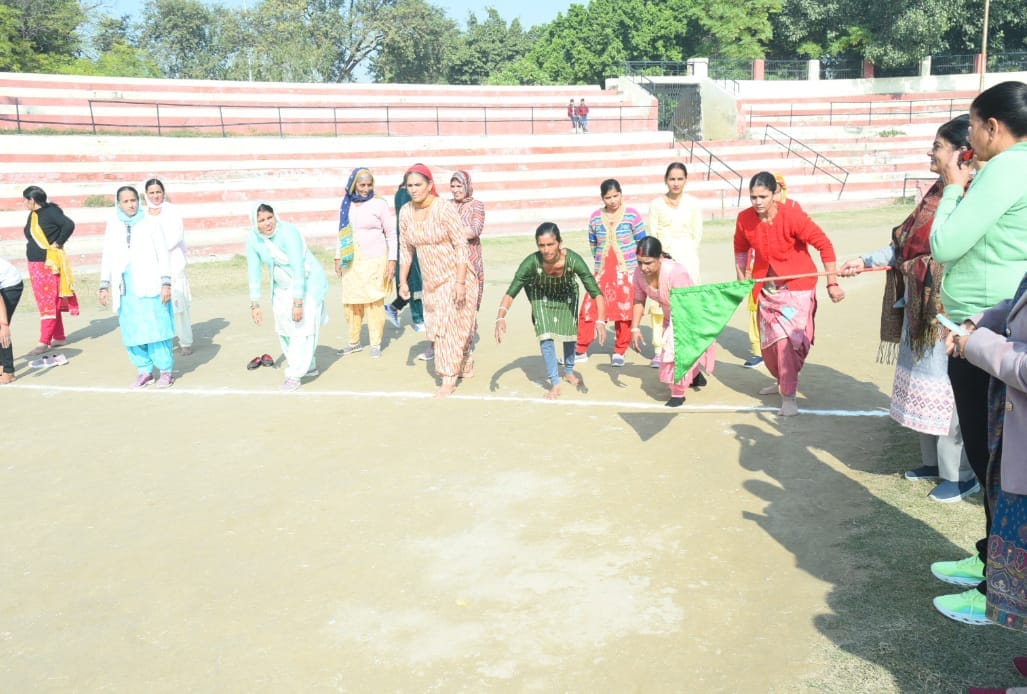 Manju of Patan was at the forefront in 100 meter race and Manisha of Gawad was at the forefront in 400 meter race.