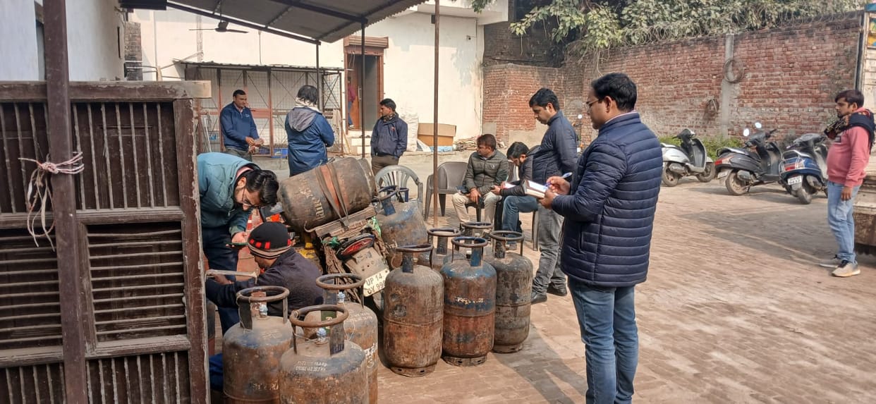 Department raided an illegal gas warehouse and seized 34 cylinders