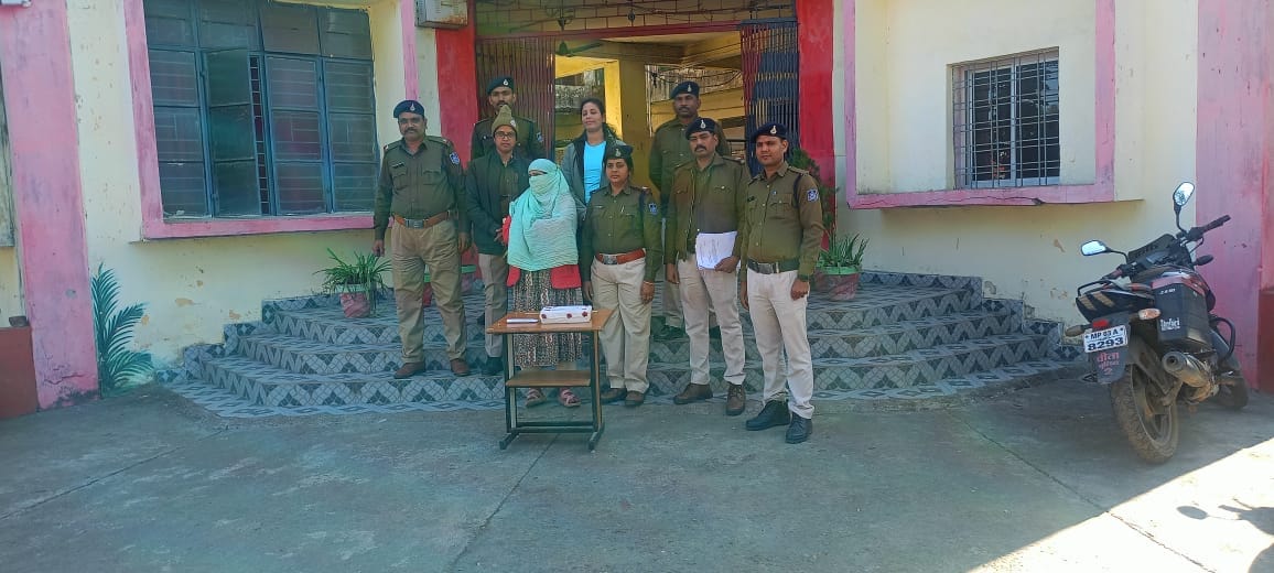 पुलिस घेरे में मकतून बी उर्फ खैरहा वाली