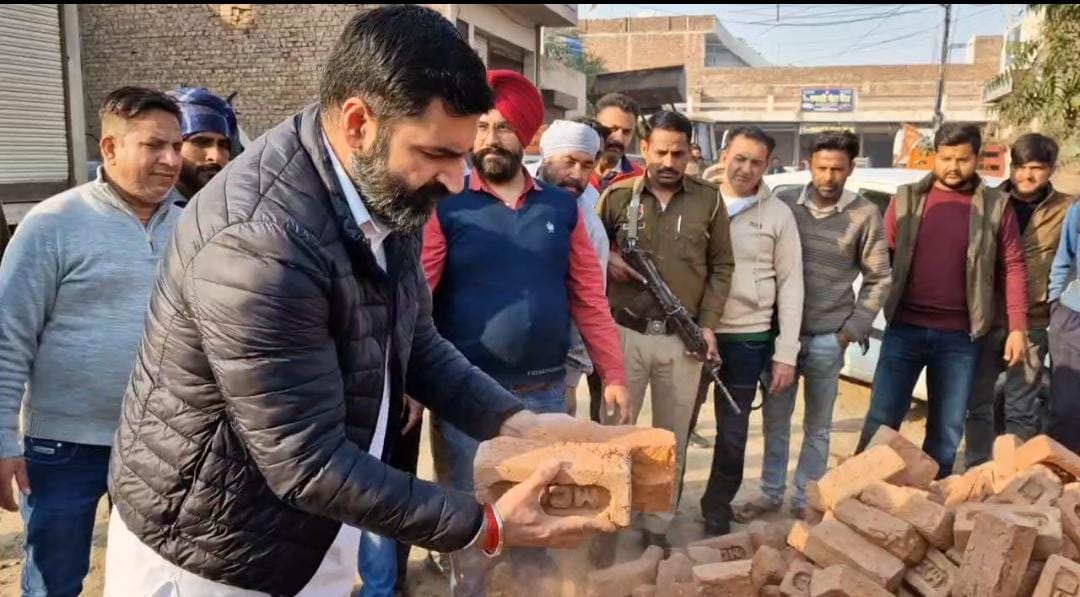 MLA got angry over poor quality material used in road construction, said- all thieves are sitting in Nagar Parishad, JE said- we did not issue work order
