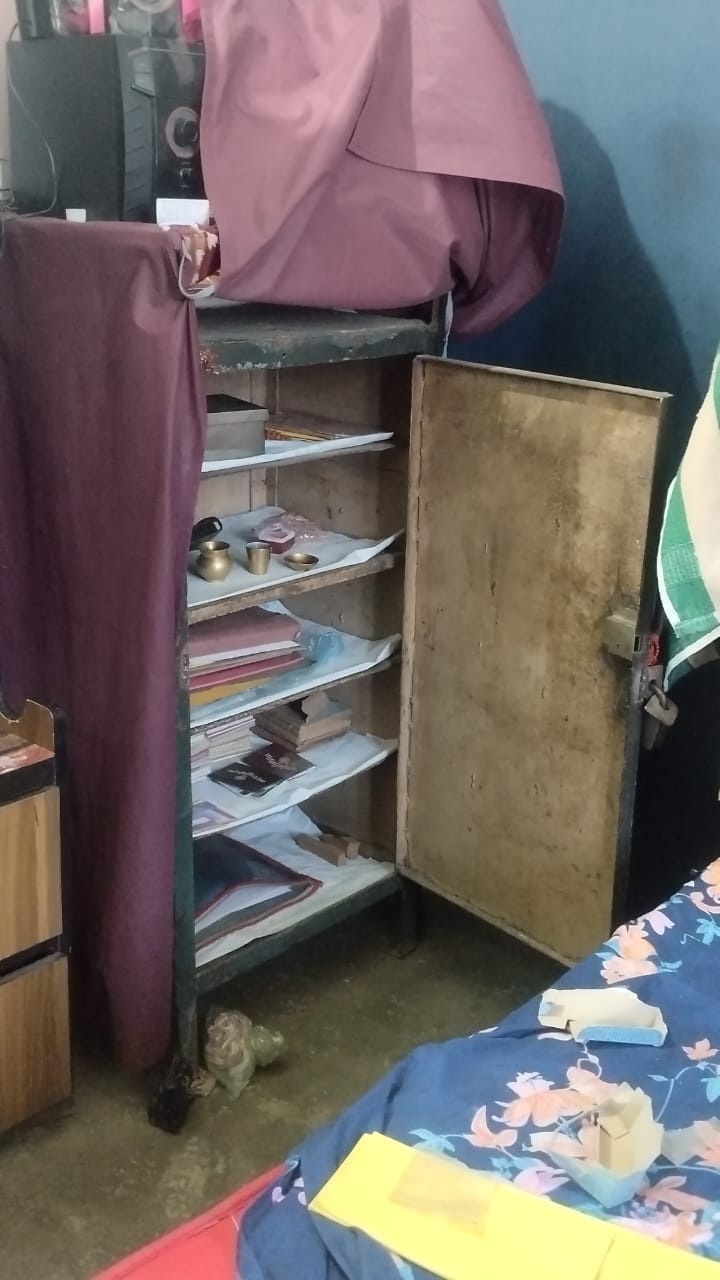 The family had gone for treatment, the thieves escaped with jewelery and cash.